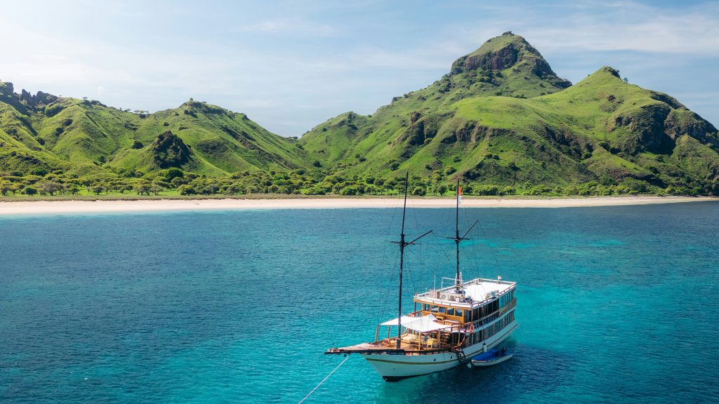 phinisi liveaboard boat sailing in komodo national park waters